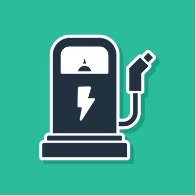 Mavi Elektrikli araba şarj istasyonu simgesi yeşil arka planda izole edildi. Eko elektrik yakıt pompası tabelası. Vektör İllüstrasyonu