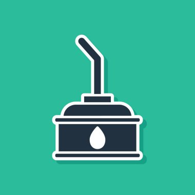 Yeşil arka planda izole edilmiş motor makine yağı ikonu için mavi kutu. Benzin bidonu. Yağ değiştirme ve onarım servisi. Vektör İllüstrasyonu