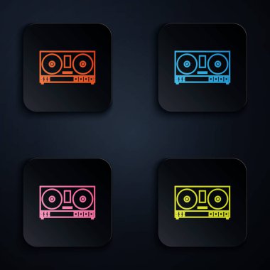 Siyah arkaplanda müzik simgesini çalmak ve karıştırmak için renkli neon hattı DJ uzaktan kumandası. DJ karıştırıcı, vinil çalar ve uzaktan kumandayla tamamlandı. Renkli kare düğmelere simgeleri yerleştir. Vektör İllüstrasyonu