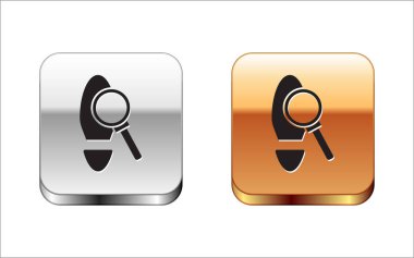 Beyaz arka planda izole edilmiş ayak izi simgesi olan siyah büyüteç. Dedektif araştırıyor. Ayak izlerini takip etmek için. Gümüş-altın kare düğme. Vektör İllüstrasyonu