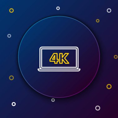 Koyu mavi arkaplanda 4K video teknolojisi ikonu olan beyaz ve sarı çizgi dizüstü bilgisayar ekranı. Renkli taslak konsepti. Vektör İllüstrasyonu