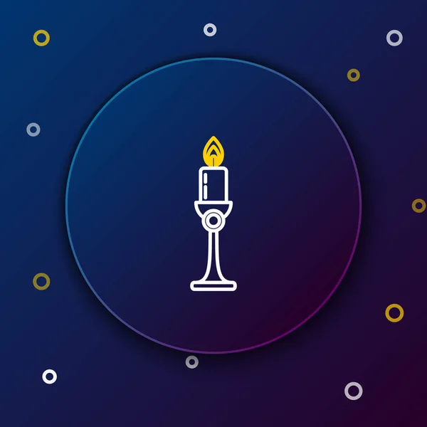 Línea blanca y amarilla Vela ardiente en el icono del candelero sobre fondo azul oscuro. Vela encendida a la antigua. Vara cilíndrica con llama ardiente. Concepto de esquema colorido. Ilustración vectorial — Vector de stock