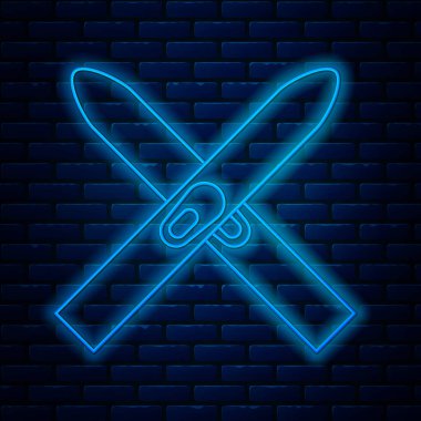 Parlak neon hattı kayak ve çubuk simgesi tuğla duvar arka planında izole edildi. Olağanüstü bir spor. Kayak ekipmanları. Kış sporları ikonu. Vektör İllüstrasyonu