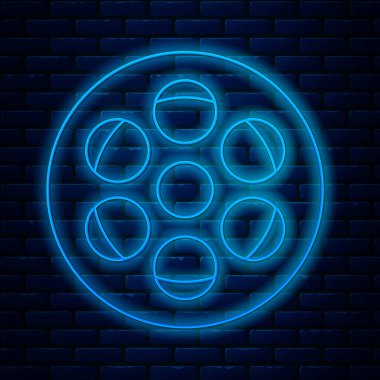 Parlayan neon hattı film makarası ikonu tuğla duvar arka planında izole edildi. Vektör İllüstrasyonu