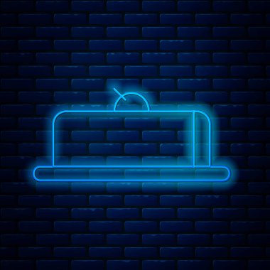 Parlak neon çizgili çilekli kek dilimi ve tuğla duvar arkasında izole edilmiş meyve tepesi ikonu. Vektör İllüstrasyonu