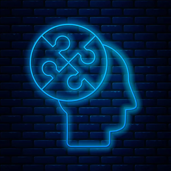 Línea de neón brillante Icono de estrategia de rompecabezas cabeza humana aislado en el fondo de la pared de ladrillo. Pensando en signos cerebrales. Trabajo simbólico del cerebro. Ilustración vectorial — Vector de stock