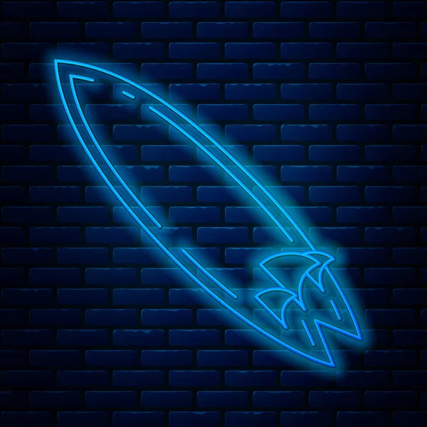 Gloeiende neon lijn Surfboard icoon geïsoleerd op bakstenen muur achtergrond. Surfplank. Extreme sport. Sportuitrusting. Vector Illustratie — Stockvector