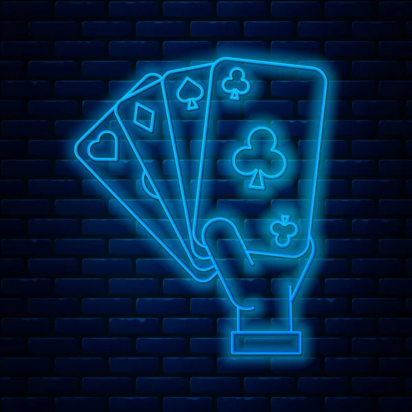 Zářící neonová čára Ruka drží karty ikonu izolované na pozadí cihlové zdi. Návrh kasinové hry. Vektorová ilustrace — Stockový vektor