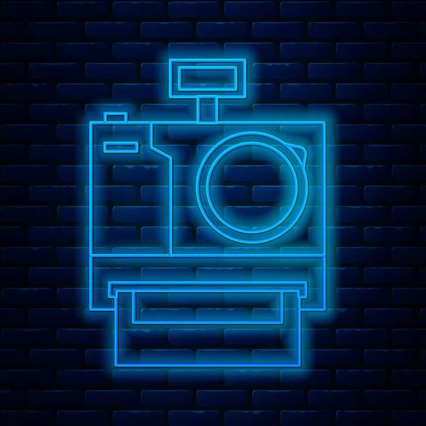 Linha de néon brilhante ícone da câmera de foto isolado no fundo da parede de tijolo. Ícone da câmara fotográfica. Ilustração vetorial —  Vetores de Stock
