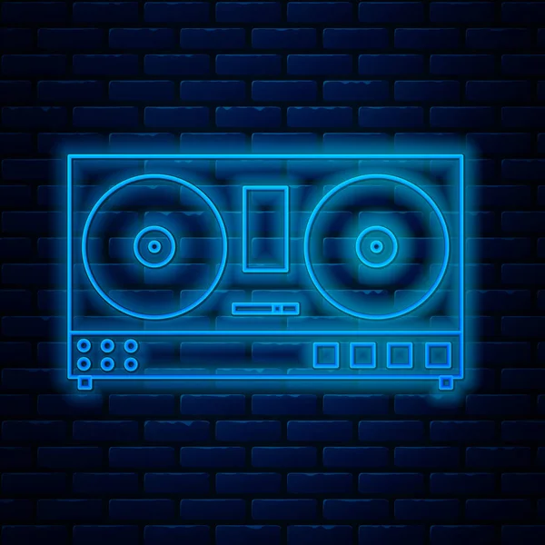 Luminoso neon linea DJ remoto per la riproduzione e la miscelazione di icona musicale isolato su sfondo muro di mattoni. Miscelatore DJ completo di lettore in vinile e telecomando. Illustrazione vettoriale — Vettoriale Stock