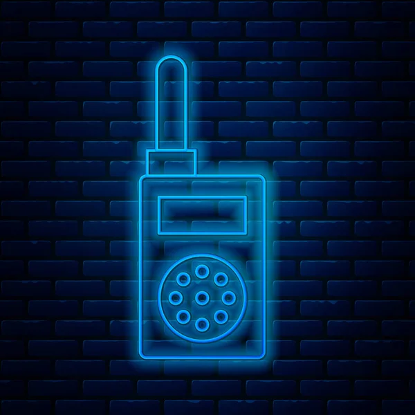 Brillante línea de neón Walkie talkie icono aislado en el fondo de la pared de ladrillo. Icono del transmisor de radio portátil. Señal del transceptor de radio. Ilustración vectorial — Archivo Imágenes Vectoriales