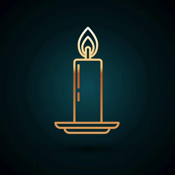 Línea dorada Vela ardiente en el icono del candelabro aislada sobre fondo azul oscuro. Vela encendida a la antigua. Vara cilíndrica con llama ardiente. Ilustración vectorial — Vector de stock