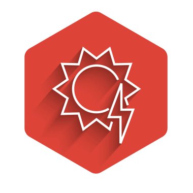 Beyaz çizgi güneş enerjisi simgesi uzun gölgeli izole edilmiş. Yıldırım sembollü güneş. Kırmızı altıgen düğmesi. Vektör İllüstrasyonu