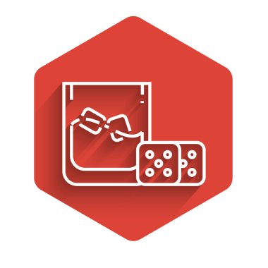 Beyaz çizgi oyun zarları ve uzun gölgeli buz küpleri ikonlu bir bardak viski. Kumarhane kumarı. Kırmızı altıgen düğmesi. Vektör İllüstrasyonu