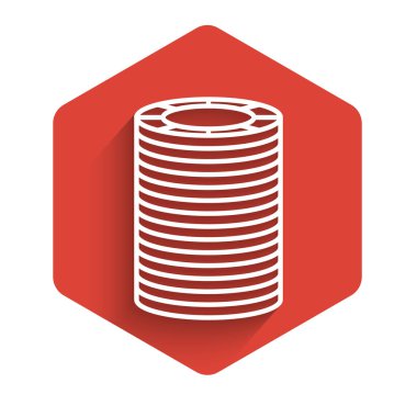 Beyaz çizgi kumarhane çipleri ikonu uzun gölgeli izole edilmiş. Kumarhane kumarı. Kırmızı altıgen düğmesi. Vektör İllüstrasyonu