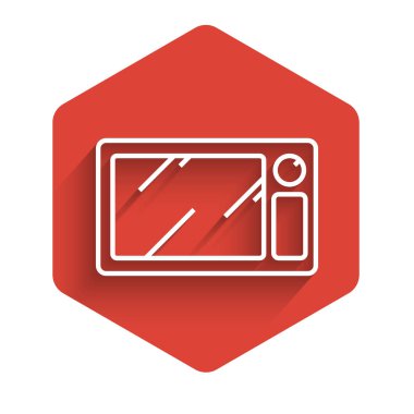 Beyaz çizgi mikrodalga fırın ikonu uzun gölgeli izole edilmiş. Ev aletleri simgesi. Kırmızı altıgen düğmesi. Vektör İllüstrasyonu
