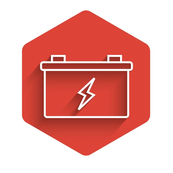 Weiße Linie Autobatterie Symbol isoliert mit langem Schatten. Akkumulatorbatterie und Akkumulatorbatterie. roter Sechskant-Knopf. Vektorillustration — Stockvektor