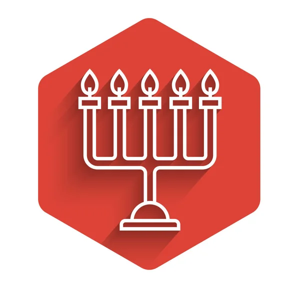 白线Hanukkah menorah图标与很长的阴影隔离。 光明节的传统象征。 节日宗教，犹太灯节。 红色六角形按钮。 病媒图解 — 图库矢量图片