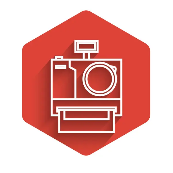 Línea blanca Icono de la cámara fotográfica aislado con sombra larga. Icono de cámara fotográfica. Botón de hexágono rojo. Ilustración vectorial — Vector de stock