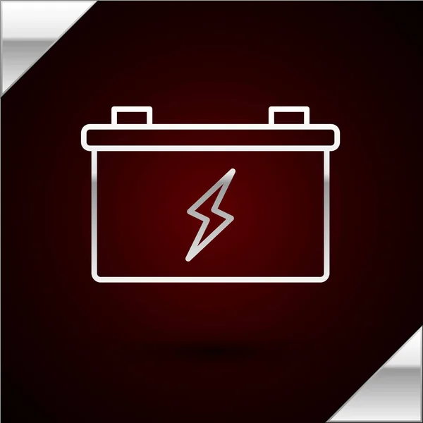 Línea plateada Icono de batería de coche aislado sobre fondo rojo oscuro. Acumulador de energía de la batería y la batería acumulador de electricidad. Ilustración vectorial — Archivo Imágenes Vectoriales
