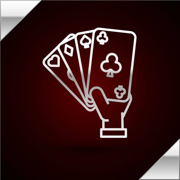 Linha de prata Mão segurando cartão de jogar ícone isolado no fundo vermelho escuro. Projeto do jogo do casino. Ilustração vetorial — Vetor de Stock