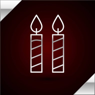 Gümüş çizgili doğum günü pastası mumları simgesi koyu kırmızı arka planda izole edilmiş. Vektör İllüstrasyonu