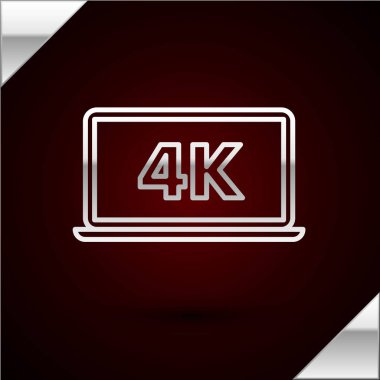 Gümüş çizgi dizüstü bilgisayar ekranı 4K video teknolojisi ikonu koyu kırmızı arka planda izole edildi. Vektör İllüstrasyonu