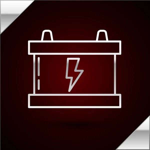 Silver linje bil batteri ikon isolerad på mörkröd bakgrund. Ackumulatorbatteriets energi- och elackumulatorbatteri. Blixtnedslag. Vektor Illustration — Stock vektor