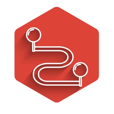 Beyaz çizgi rota simgesi uzun gölgeli izole edildi. Harita işaretçisi işareti. Yol ya da yol kavramı. GPS yön bulucu. Kırmızı altıgen düğmesi. Vektör İllüstrasyonu