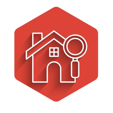 Beyaz çizgi Arama Evi simgesi uzun gölgeli izole edildi. Büyüteç altındaki bir evin emlak sembolü. Kırmızı altıgen düğmesi. Vektör İllüstrasyonu