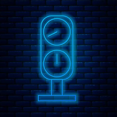 Parlayan neon hattı ölçeği simgesi tuğla duvar arka planında izole edildi. Memnuniyet, sıcaklık, manometre, risk, değerlendirme, performans, hız taktik ölçer. Vektör İllüstrasyonu