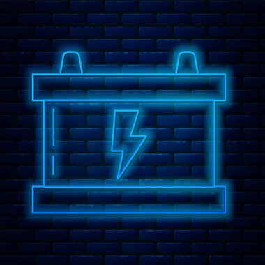 Parlayan neon hattı araba aküsü ikonu tuğla duvar arka planında izole edildi. Akümülatör bataryası enerji ve elektrik akümülatörü bataryası. Şimşek çaktı. Vektör İllüstrasyonu