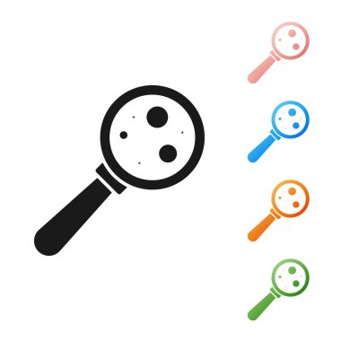 Beyaz zemin üzerinde izole edilmiş büyüteç simgesi altındaki siyah mikroorganizmalar. Bakteri ve mikroplar, hücre kanseri, mikrop, virüs, mantar. Simgeleri renklendirin. Vektör İllüstrasyonu