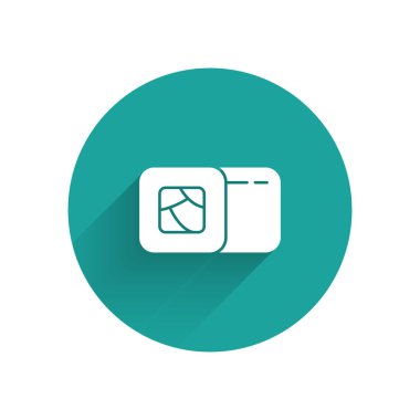 Uzun gölgeli beyaz suşi ikonu. Geleneksel Japon yemekleri. Yeşil daire düğmesi. Vektör İllüstrasyonu