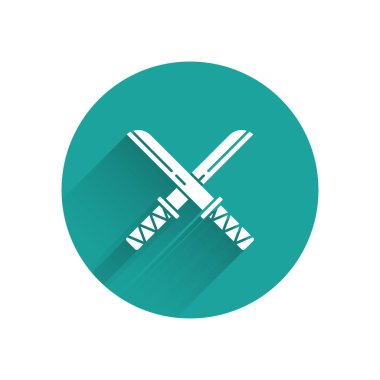 Geleneksel beyaz Japon katana simgesi uzun gölgeli izole edilmiş. Japon kılıcı. Yeşil daire düğmesi. Vektör İllüstrasyonu