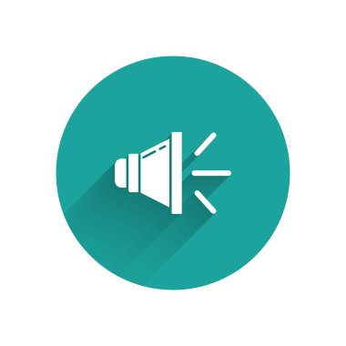 Beyaz Hoparlör sesi, ses sembolü, uzun gölgeli medya müzik ikonu. Yeşil daire düğmesi. Vektör İllüstrasyonu