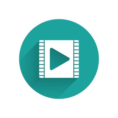Ak Oyun Video simgesi uzun gölgeyle izole edildi. Oyun işaretli film şeridi. Yeşil daire düğmesi. Vektör İllüstrasyonu