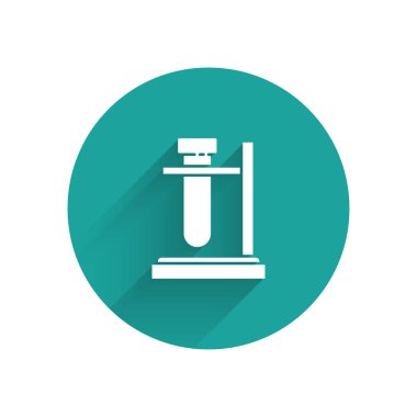 Kürsüde uzun gölgeli beyaz cam test tüpü ikonu var. Laboratuvar ekipmanları. Yeşil daire düğmesi. Vektör İllüstrasyonu