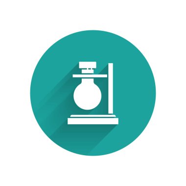 Kürsüde uzun gölgeli beyaz cam test tüpü ikonu var. Laboratuvar ekipmanları. Yeşil daire düğmesi. Vektör İllüstrasyonu