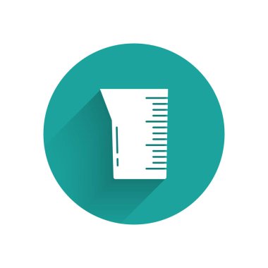 Beyaz Laboratuvar cam süslemesi ya da uzun gölgeli bir beher ikonu. Yeşil daire düğmesi. Vektör İllüstrasyonu