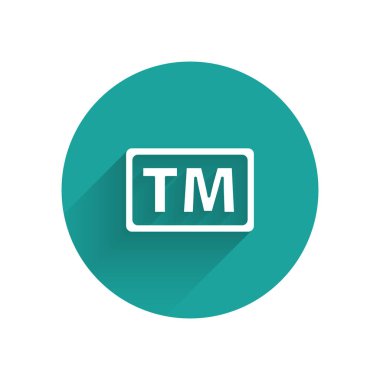 Beyaz Marka simgesi uzun gölgeli izole edilmiş. Tm 'nin kısaltması. Yeşil daire düğmesi. Vektör İllüstrasyonu