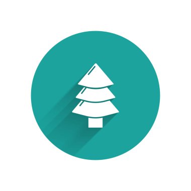 Uzun gölgeli beyaz Noel ağacı simgesi. Mutlu Noeller ve mutlu yıllar. Yeşil daire düğmesi. Vektör İllüstrasyonu