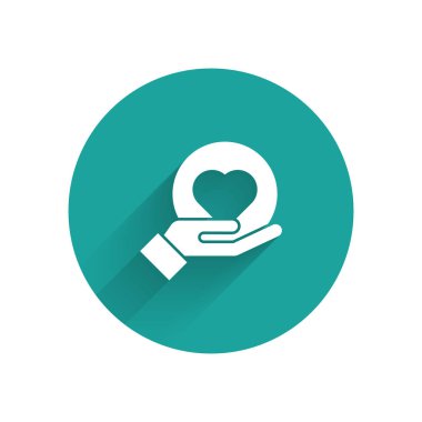 Eldeki Beyaz Kalp simgesi uzun gölge ile izole. El aşk sembolü veriyor. Yeşil daire düğmesi. Vektör İllüstrasyonu