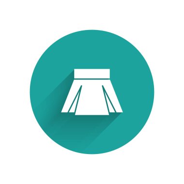 Beyaz etek simgesi uzun gölgeli izole edilmiş. Yeşil daire düğmesi. Vektör İllüstrasyonu