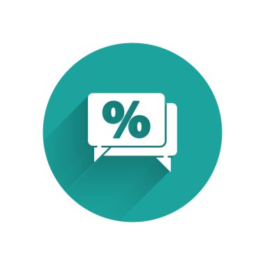 Beyaz indirimli yüzde etiket simgesi uzun gölgeli. Etiket alışverişi. Özel teklif işareti. İndirim kuponları sembolü. Yeşil daire düğmesi. Vektör İllüstrasyonu