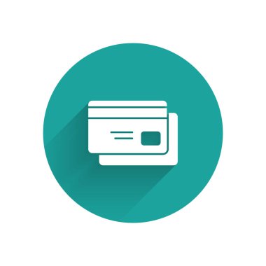 Beyaz kredi kartı simgesi uzun gölge ile yalıtılmış. Online ödeme. Nakit para çekme. Finansal operasyonlar. Alışveriş tabelası. Yeşil daire düğmesi. Vektör Illustration