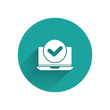 Uzun gölgeli beyaz dizüstü bilgisayar simgesi. Boş ekran işaretli bilgisayar defteri. Yeşil daire düğmesi. Vektör İllüstrasyonu