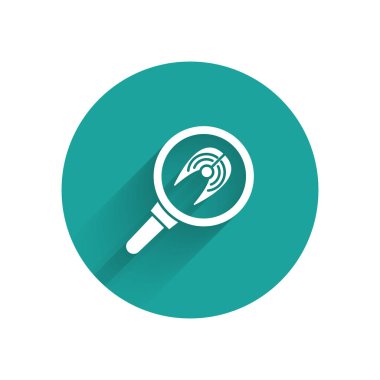 Kızartma tavasında beyaz balık bifteği uzun gölgeli. Yeşil daire düğmesi. Vektör İllüstrasyonu