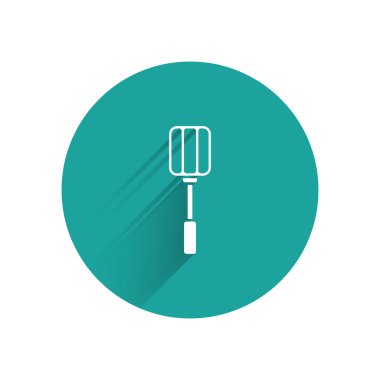 Beyaz Spatula ikonu uzun gölgeli izole edilmiş. Mutfak spatula ikonu. Bbq spatula işareti. Barbekü ve ızgara aleti. Yeşil daire düğmesi. Vektör İllüstrasyonu