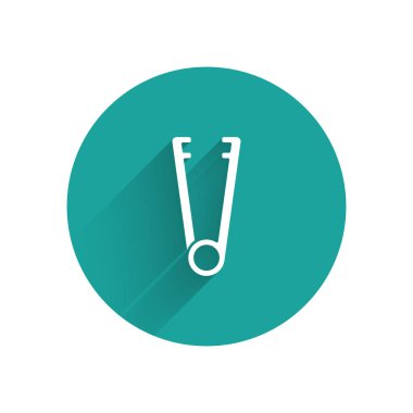 Beyaz Et maşası simgesi uzun gölgeli izole edilmiş. Barbekü maşası imzası. Barbekü ve ızgara aleti. Yeşil daire düğmesi. Vektör İllüstrasyonu